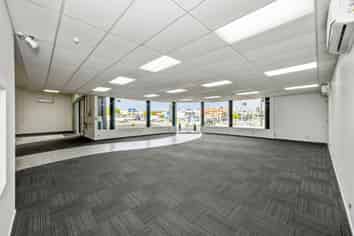 Rare Manukau Showroom with Premium Exposure