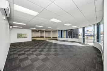 Rare Manukau Showroom with Premium Exposure