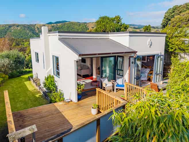 61 Tennis Court Road, Raumati South