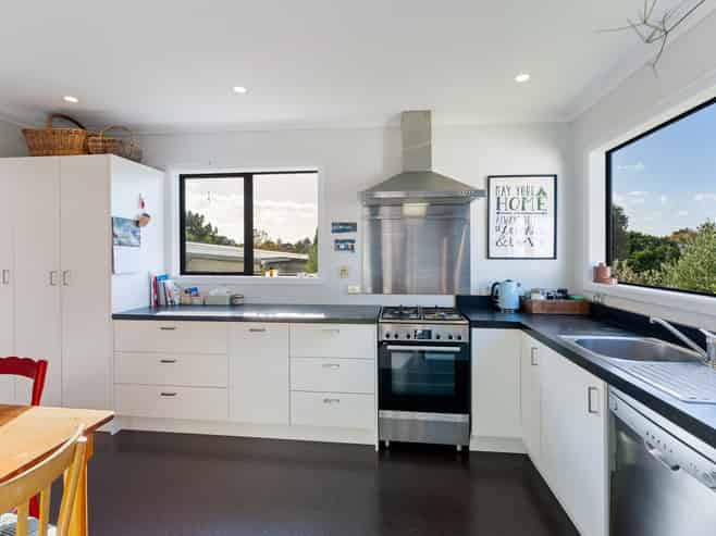 61 Tennis Court Road, Raumati South