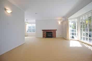 12 Hemsway Place, Sunnyhills