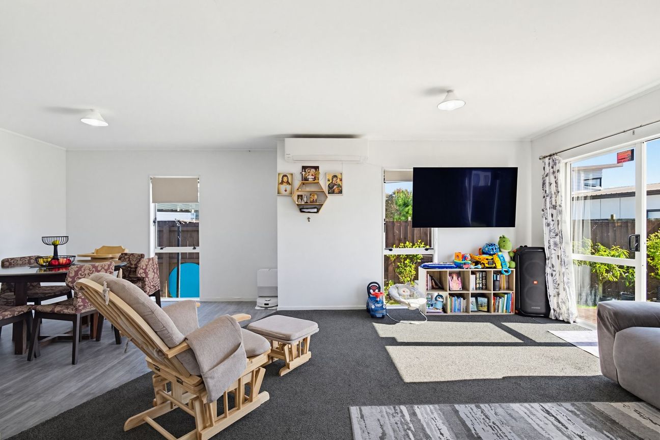 Upgraded Freehold Living in Takanini - Fler