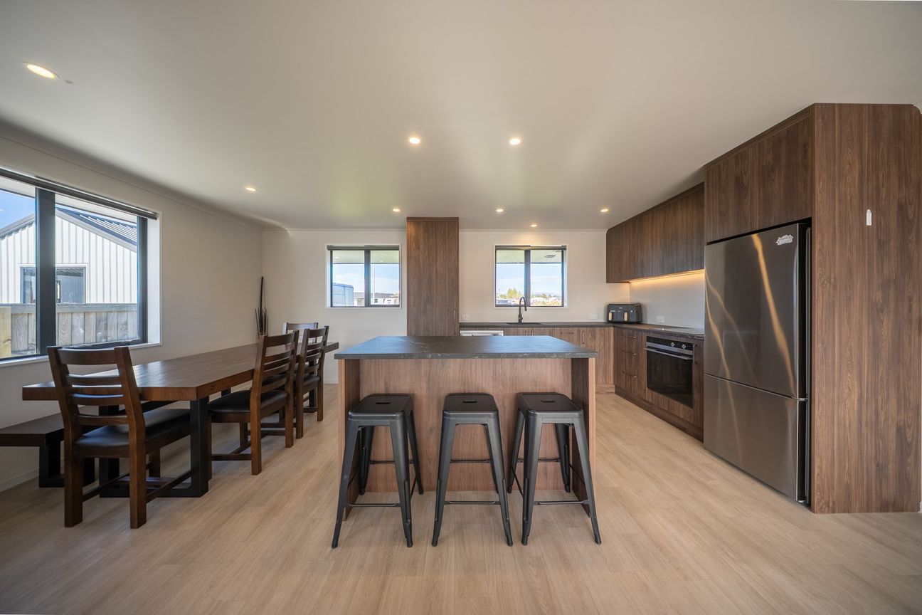 Furnished, Modern & Low Maintenance - Mehr