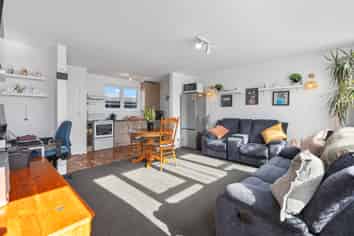 5/55 Apu Crescent, Lyall Bay