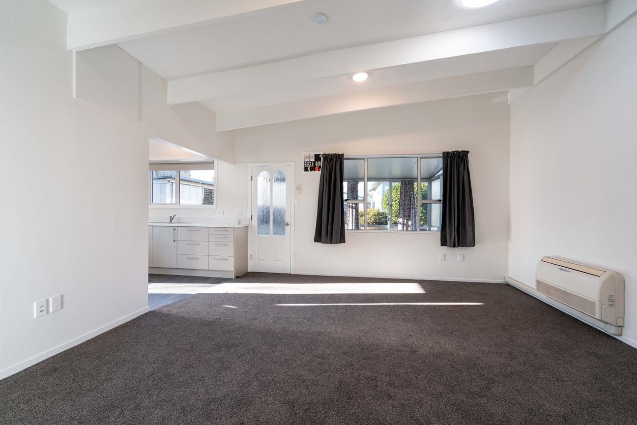 RENOVATED 2 BEDROOM UNIT - Widok 2