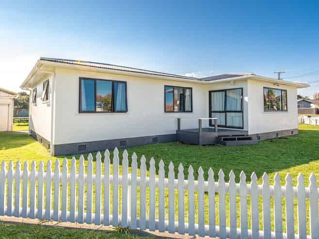 24 Selwyn Crescent, College Estate