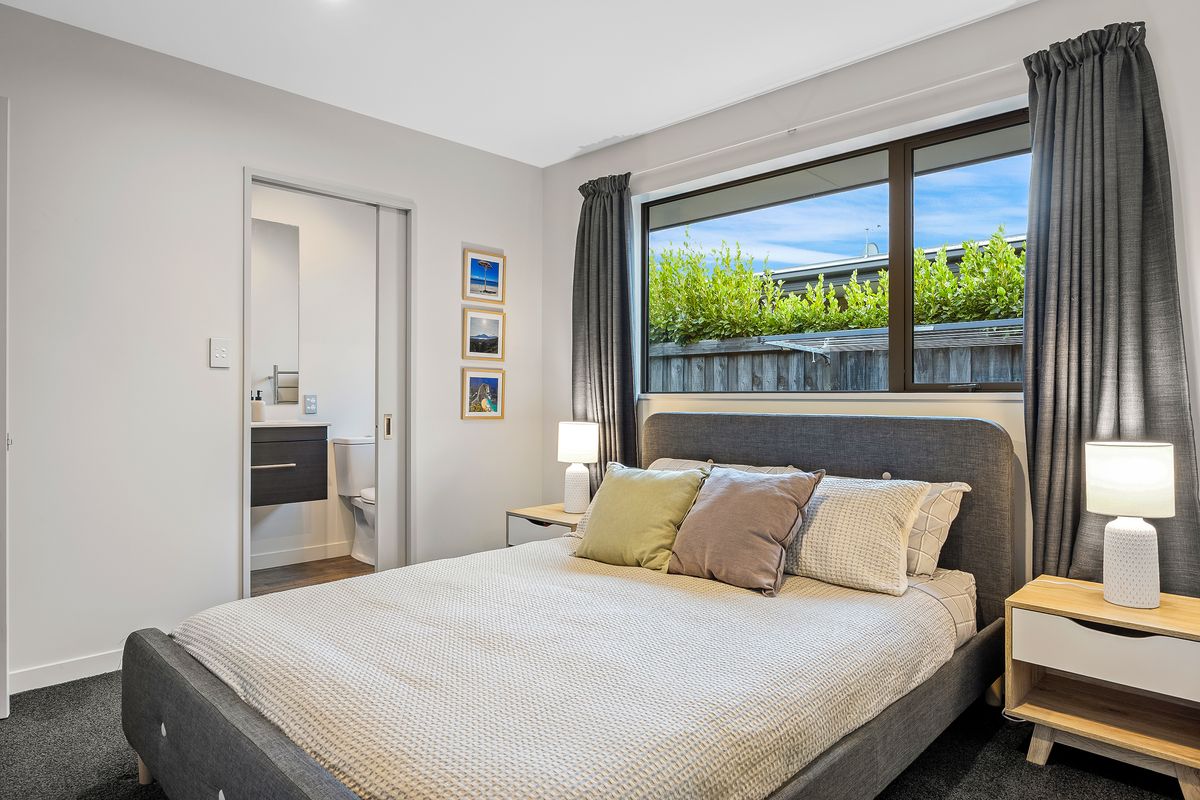 Rare Find - 2 bed, 2 bath plus double garage! - Mehr