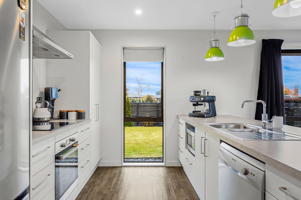 Rare Find - 2 bed, 2 bath plus double garage! - Ansicht 2