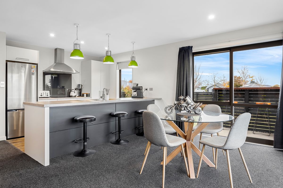 Rare Find - 2 bed, 2 bath plus double garage! - Ansicht 4