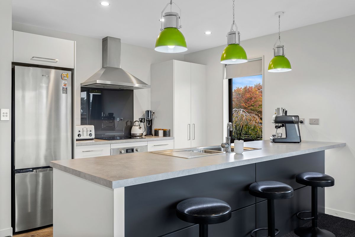 Rare Find - 2 bed, 2 bath plus double garage! - Ansicht 3