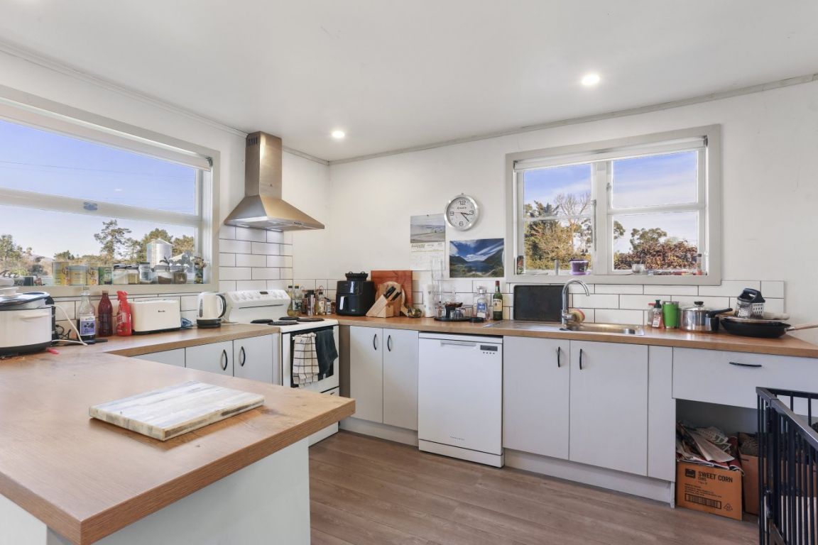 * UNDER OFFER * Price ADJUSTED and Immediate Possession Available - View 4