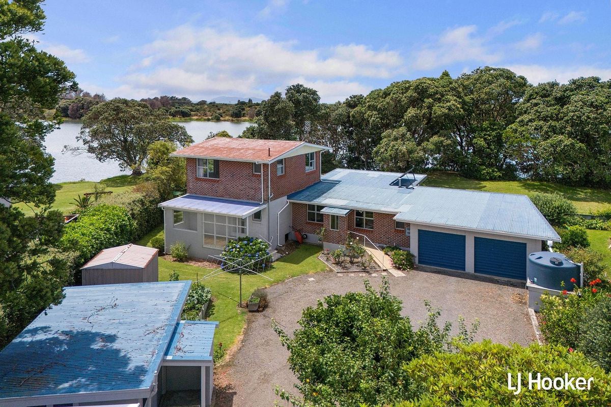Large family home on the waterfront, Athenree