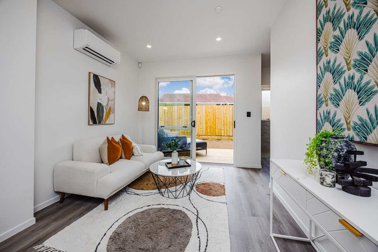 Brand New Standalone 3 Bed 2.5 Bath in the Hea... - Widok 2