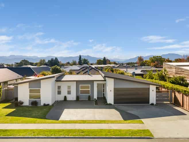 4 Spitfire Drive, Burleigh