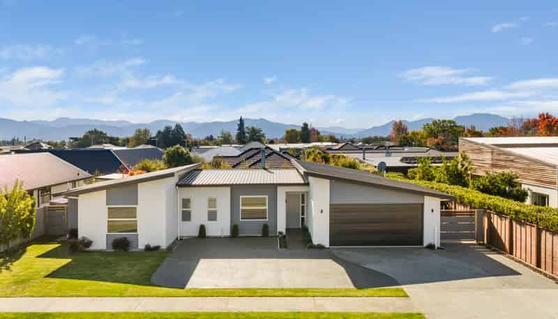 4 Spitfire Drive, Burleigh