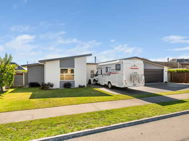 4 Spitfire Drive, Burleigh