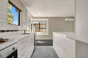 2/114 Randolph Street, Woolston