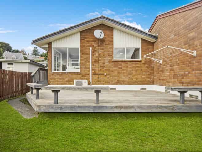 2/82 Moore Street, Hillcrest