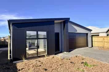 12 Rita Angus Rd, Belfast