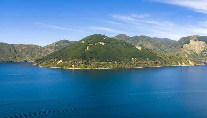  South East Bay, South East Bay