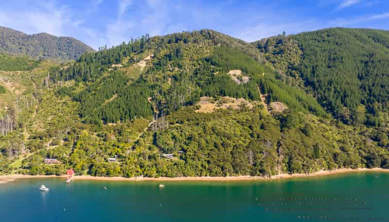  South East Bay, South East Bay