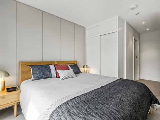 2/219 Lake Road, Northcote