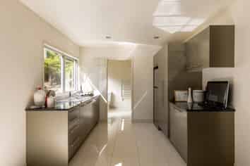 8A Wynsfield Garden , Saint Heliers