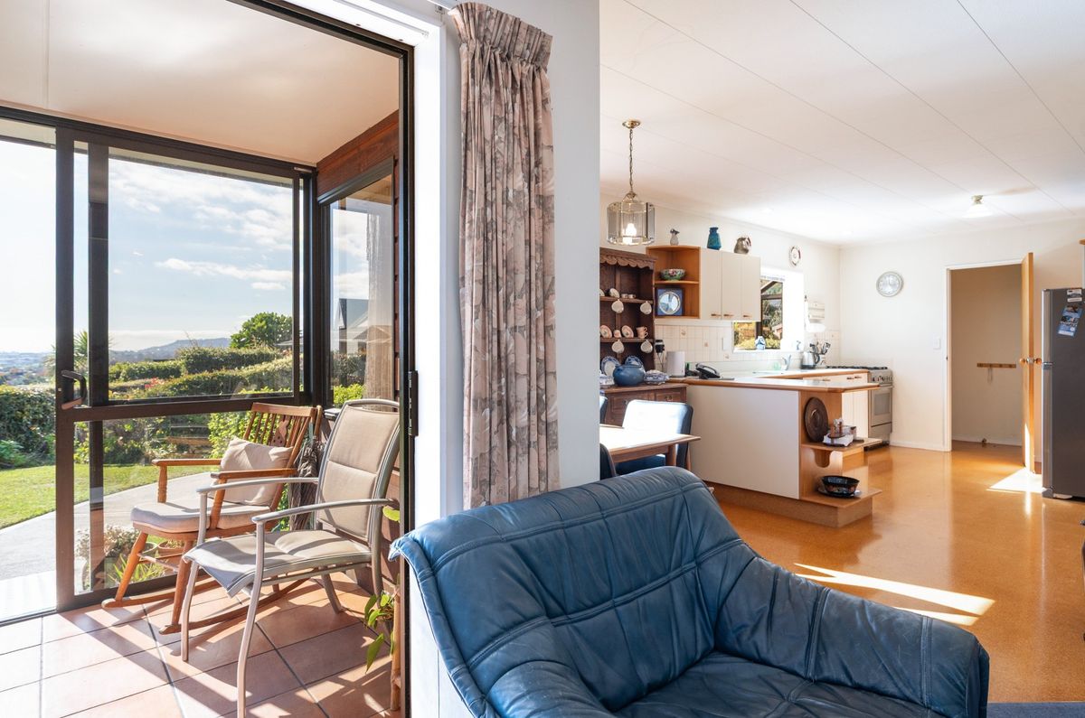 Views, Garaging, A Standout Opportunity! - Widok 6