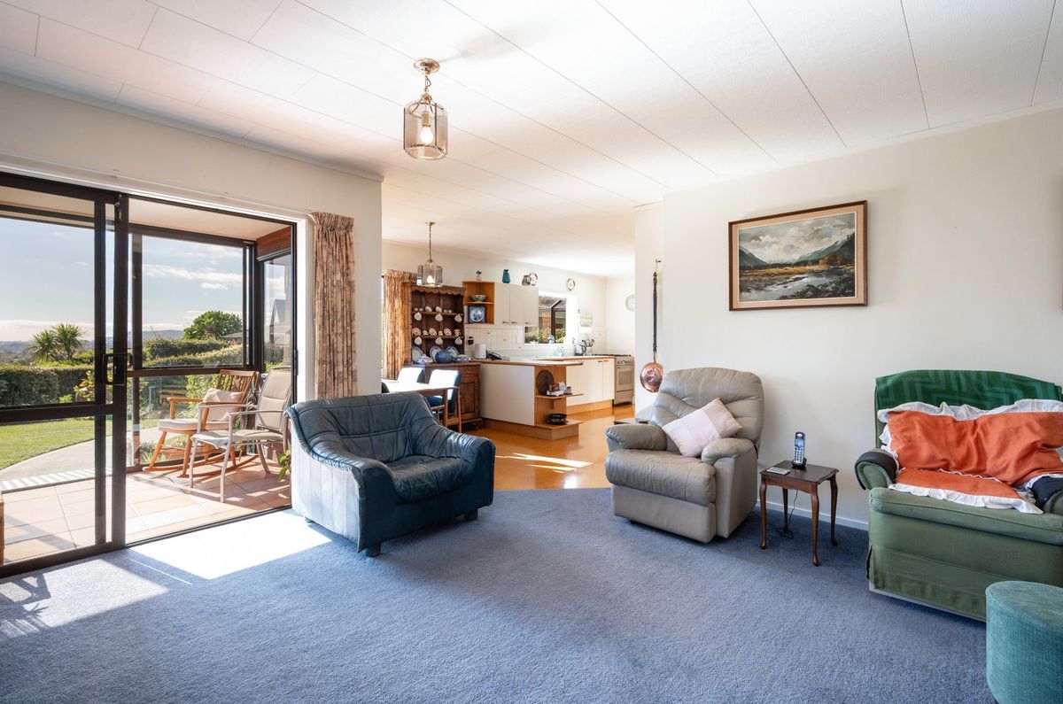 Views, Garaging, A Standout Opportunity! - Więcej