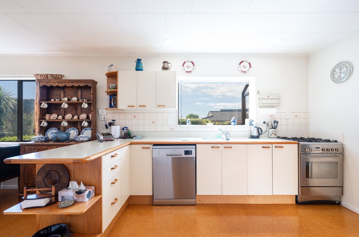 Views, Garaging, A Standout Opportunity! - Widok 3