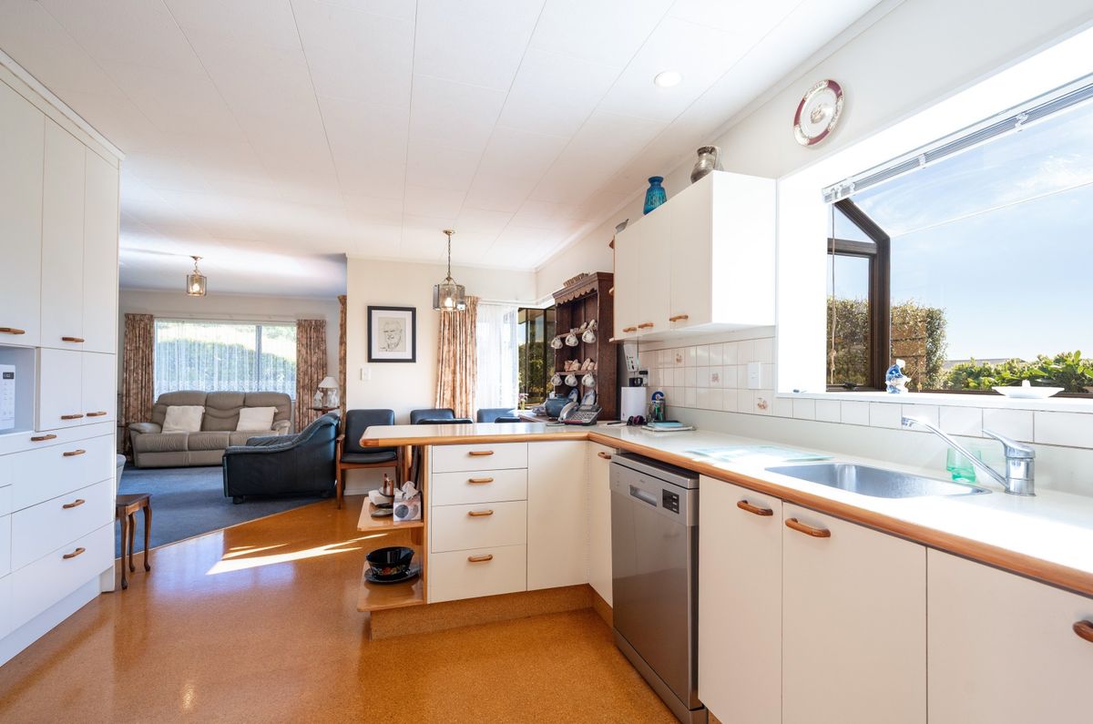 Views, Garaging, A Standout Opportunity! - Widok 4