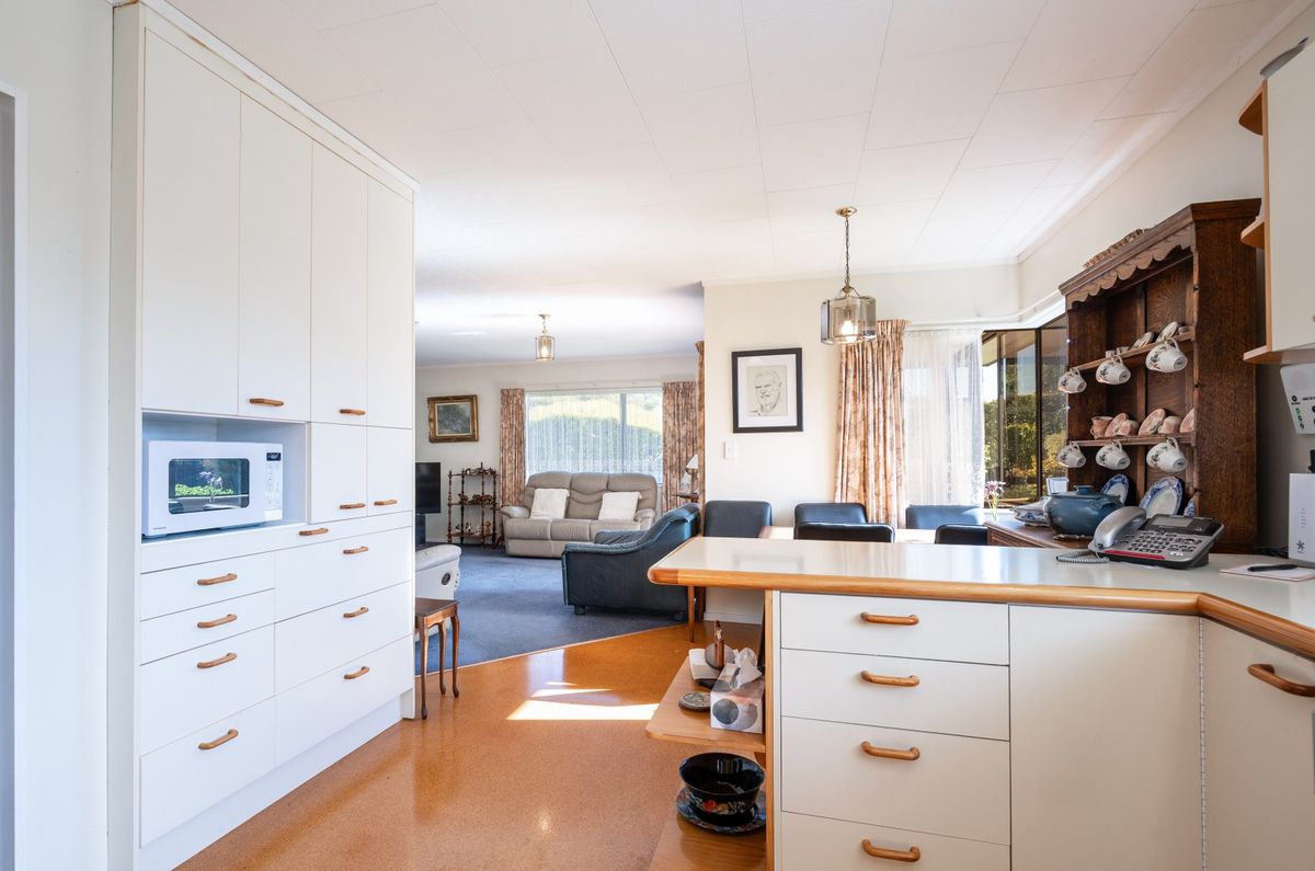 Views, Garaging, A Standout Opportunity! - Widok 5