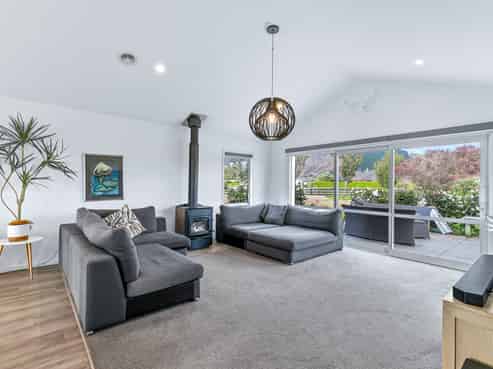 76 Pohutukawa Drive, Levin