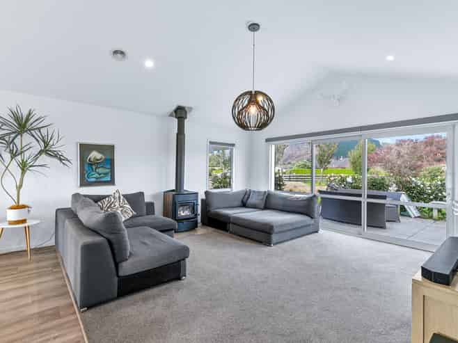 76 Pohutukawa Drive, Levin