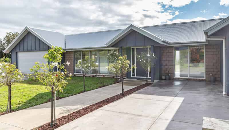 76 Pohutukawa Drive, Levin