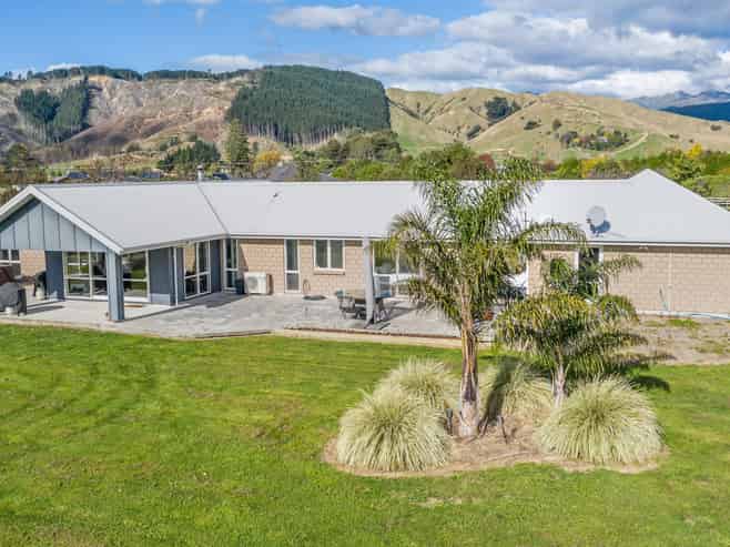 76 Pohutukawa Drive, Levin