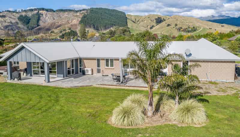 76 Pohutukawa Drive, Levin