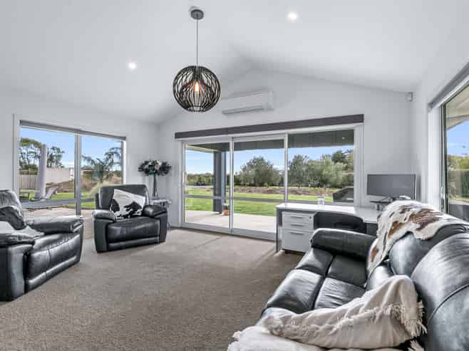 76 Pohutukawa Drive, Levin