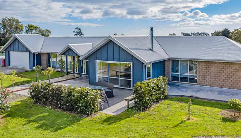 76 Pohutukawa Drive, Levin
