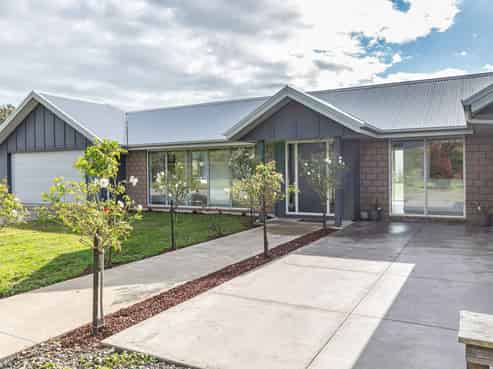 76 Pohutukawa Drive, Levin