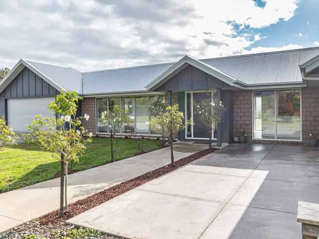 76 Pohutukawa Drive, Levin