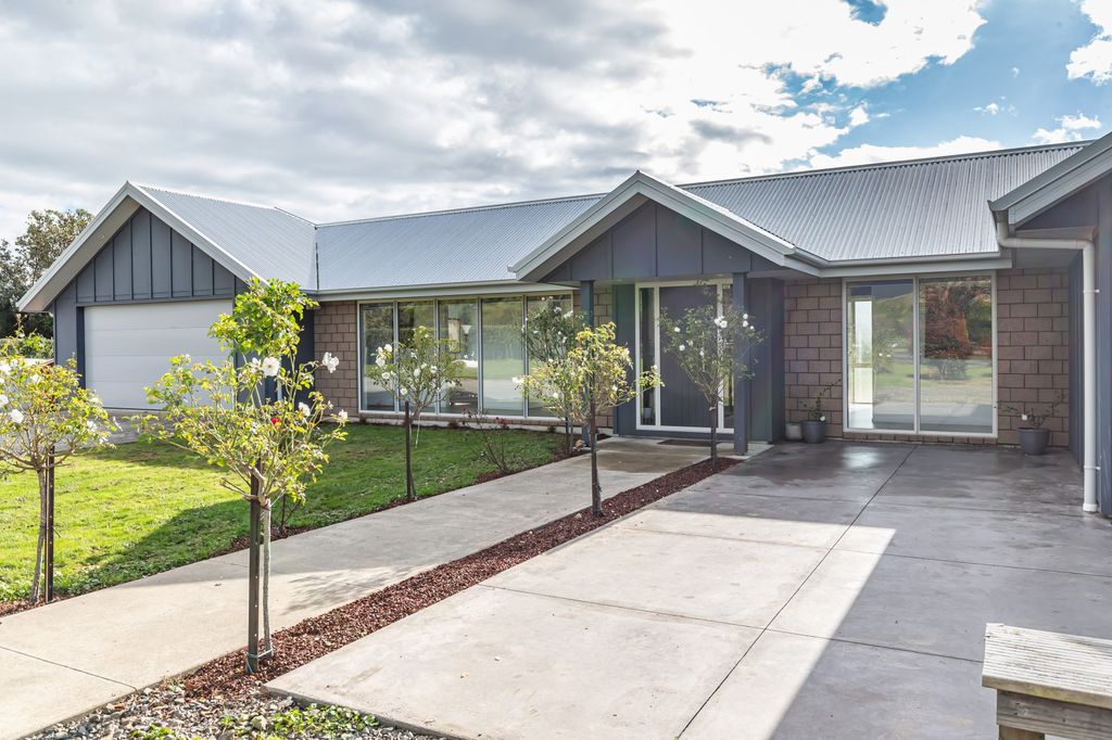Stunning Home, Stunning Location 3
