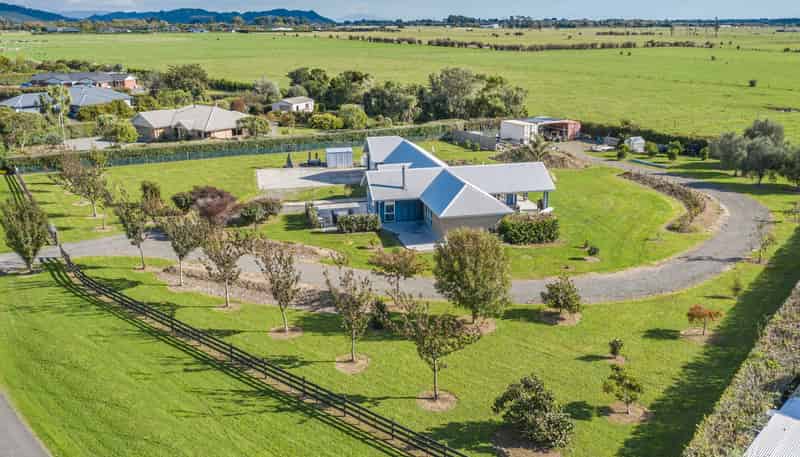 76 Pohutukawa Drive, Levin