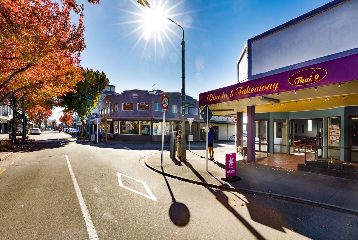 Light-Filled Scott Street Eatery - Mehr