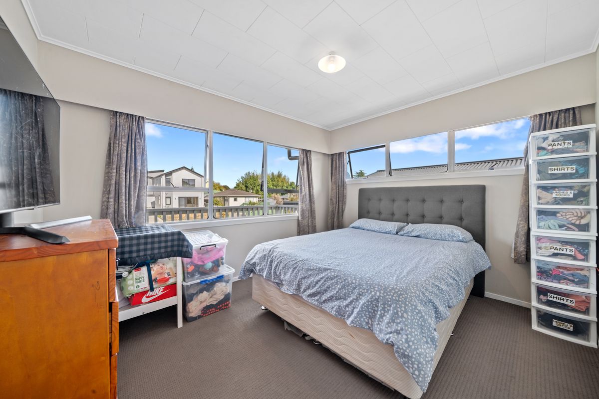 $1300PW HOME & INCOME CORNER SITE! - Więcej