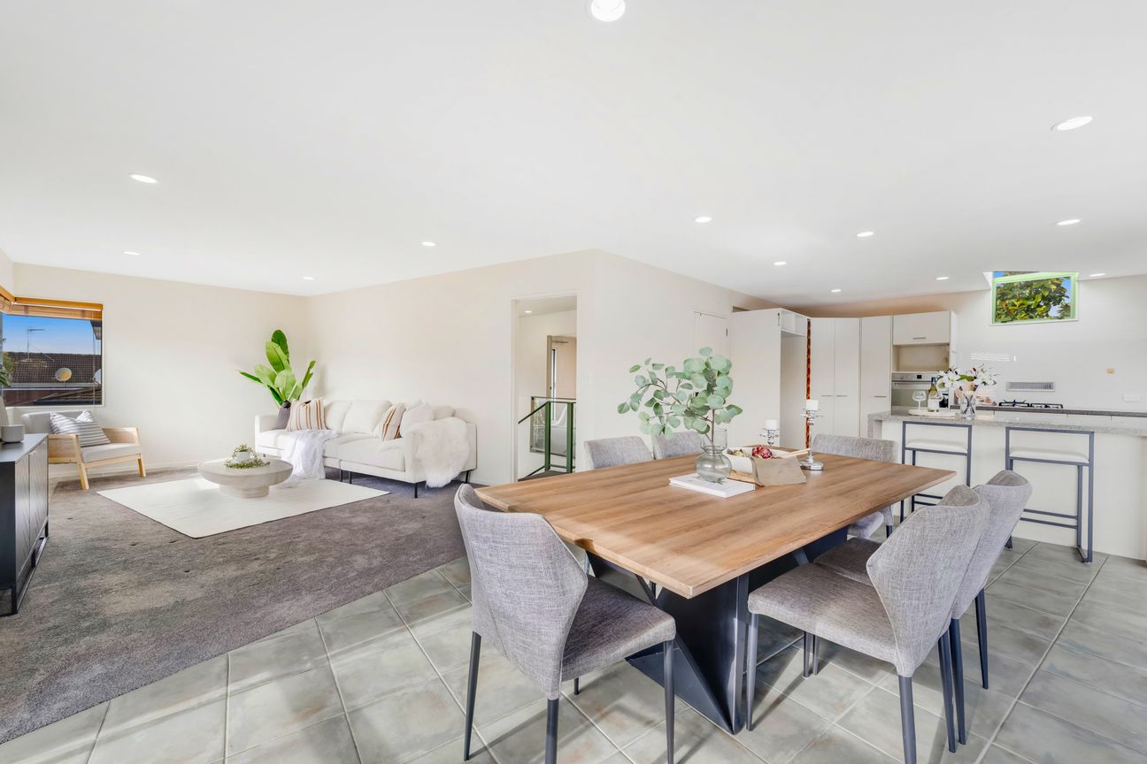 Spacious Living with Separate Upstairs Retreat - Fler