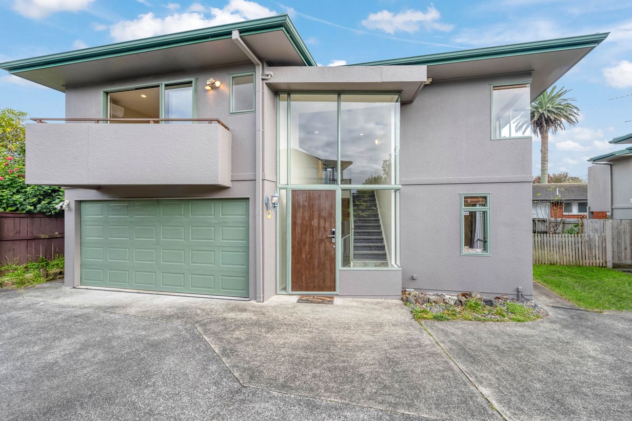 Spacious Living with Separate Upstairs Retreat - Bild 2