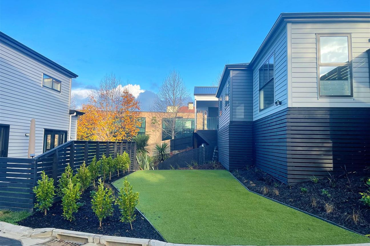 FREESTANDING -3 BDRMS $1,029,000 – pohled 2