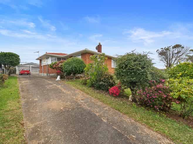 18 Courtenay Crescent, Mangere East