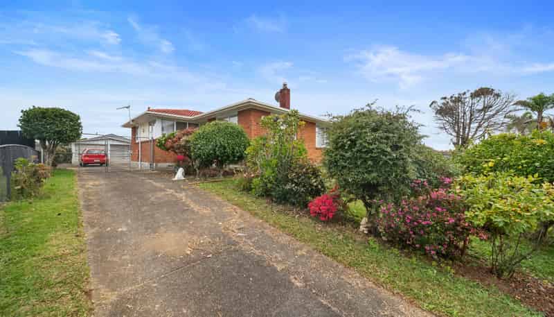 18 Courtenay Crescent, Mangere East